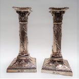 Pair of Edwardian Adam Revival loaded silver column candlesticks with gadrooned sconces, the