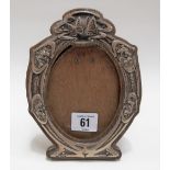 Attractive Edwardian Art Nouveau silver mounted oak oval photograph frame, the applied embossed