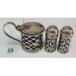 Edwardian silver three-piece cruet, the sides pierced and engraved with trellis and flowers,