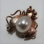 14k gold and pearl set brooch modelled as a fly, length 22mm approx, weight 5g approx.