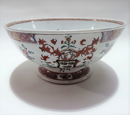 19th Century Samson famille rose armorial pedestal punchbowl, red painted mark to the base, diameter