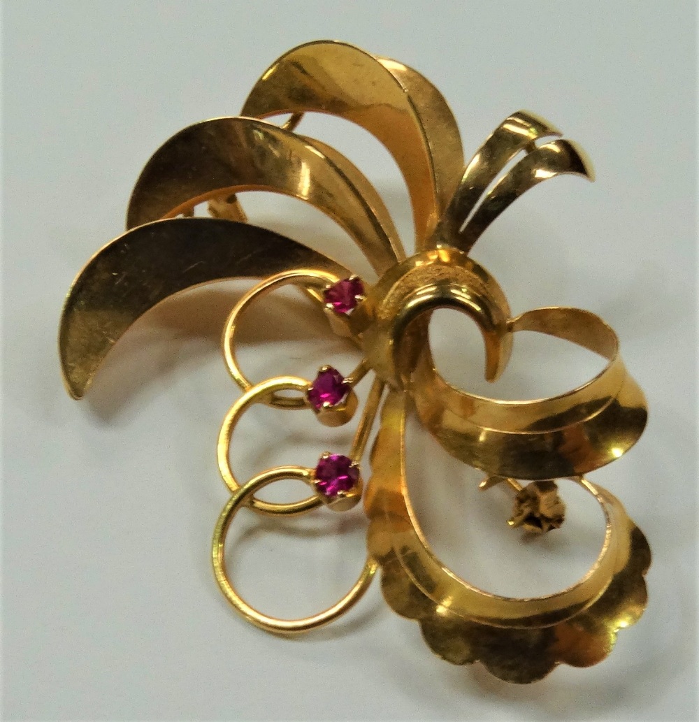 Modern 18ct Italian gold knot brooch set with three rubies, maker RAF, width 52mm, weight 10.3g