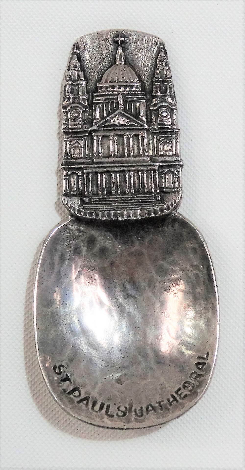 George V silver caddy spoon by Bernard Instone, with cast silver handle depicting St Paul's