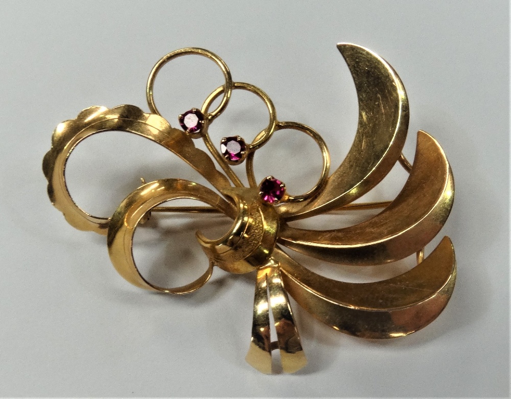 Modern 18ct Italian gold knot brooch set with three rubies, maker RAF, width 52mm, weight 10.3g - Image 3 of 3