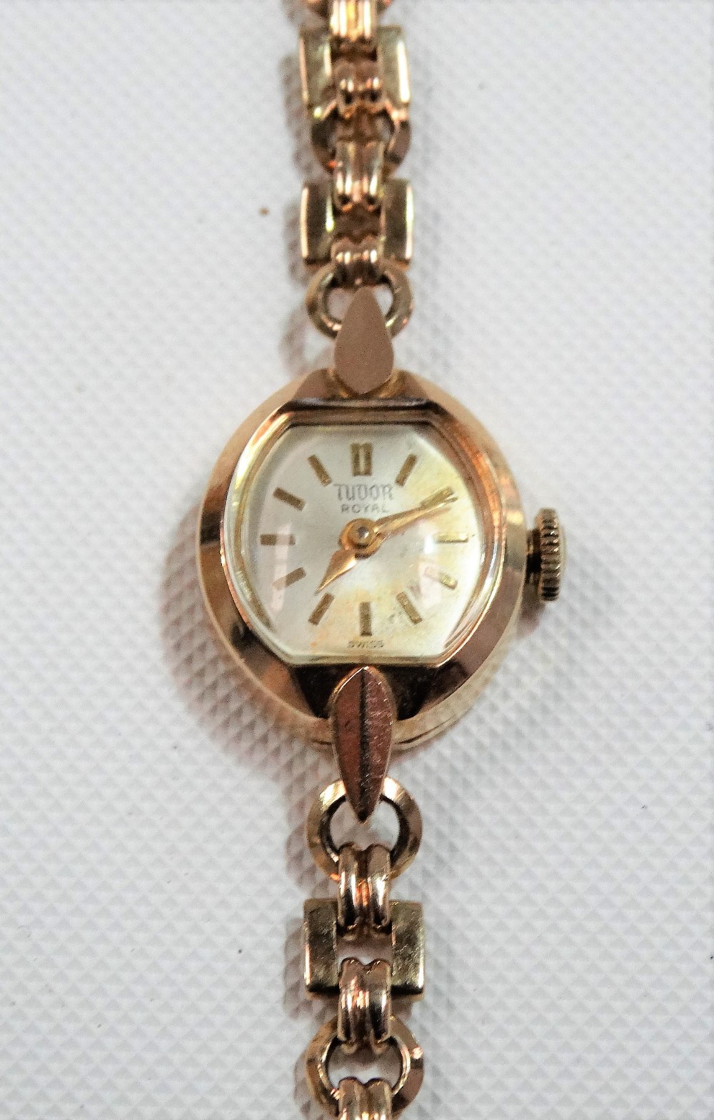 9ct gold ladies Tudor Royal manual wind wristwatch with 9ct gold bracelet, the silvered dial with - Image 3 of 3