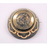 Victorian tortoiseshell gold & silver inlaid pique circular brooch, diameter 35mm