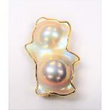 Contemporary 18ct gold mounted blister pearl brooch of irregular shape, stamped 18ct, width 40mm