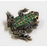 A silver & gilt metal frog brooch set with emeralds, rubies & sapphires, length 25mm, weight 6.6g.