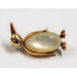 Modern 15ct gold moonstone set brooch in the form of a penguin, stamped 585 LA, height 23mm,