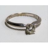 Contemporary 14k white gold diamond solitaire ring, the brilliant diamond of 0.20ct spread approx,