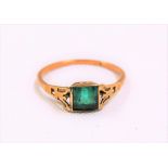9ct gold emerald set ring, weight 1.6g approx