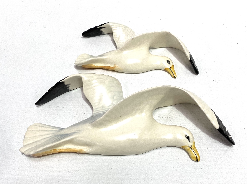 A pair of graduated Beswick Pottery seagull wall plaques, No.658/2 and 3.