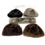 Four vintage fur hats & a stole (5)