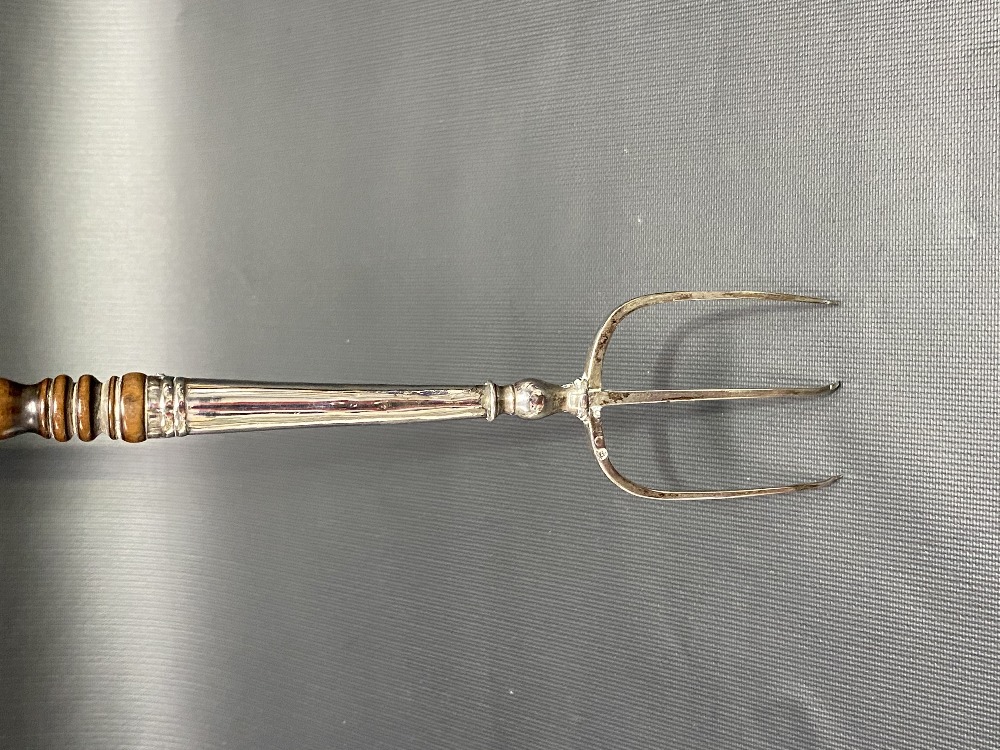 George III silver toasting fork with long turned wood handle and with silver finial with loop, - Image 4 of 5