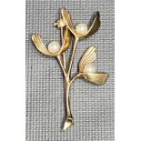 Modern 9ct hallmarked gold brooch set with three pearls modelled as a sprig of mistletoe, width 4cm,