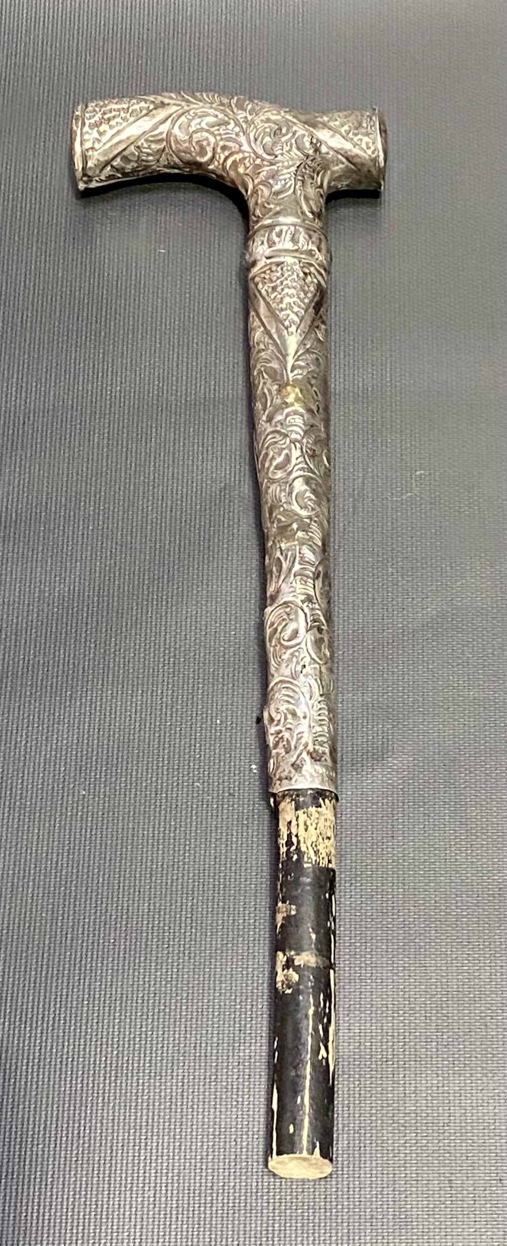 White metal embossed weighted parasol handle, length of silver handle 18cm (af). - Image 2 of 3