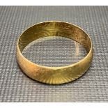 18ct hallmarked gold band ring, weight 4.8g approx.