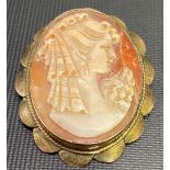 Yellow metal mounted oval shell cameo carved with a profile portrait of a woman, 4.5x3.5cm (shell