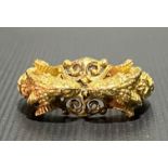 18ct gold Etruscan revival double rams head ring, stamped 18ct, weight 5.9g approx.