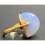 Mid Century 18ct gold chalcedony ring with textured shank, the stone of high cabochon cut,