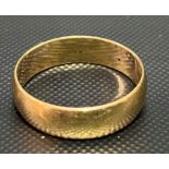 9ct hallmarked gold band ring, weight 2.2g approx.