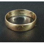 9ct hallmarked gold band ring, weight 2.7g approx.