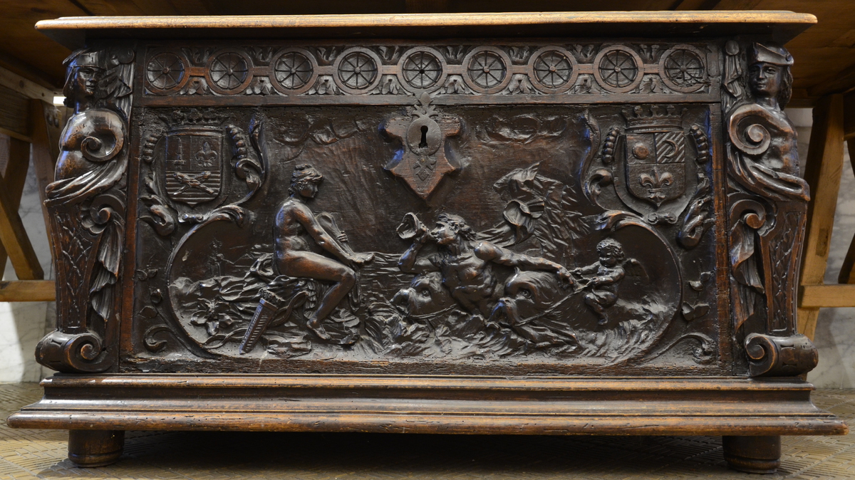 An Italian sculpted walnut chest, 17th century (59x110x65cm)