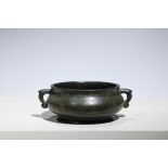 Chinese bronze incense burner with green patina, marked Xuande (16x6cm)