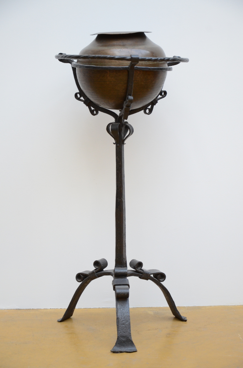 A Renaissance bassin on an iron base (95cm)