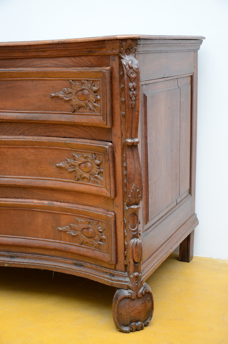 An oak Louis XV chest of drawers, 18th century (*) (68x135x92cm) - Image 2 of 4