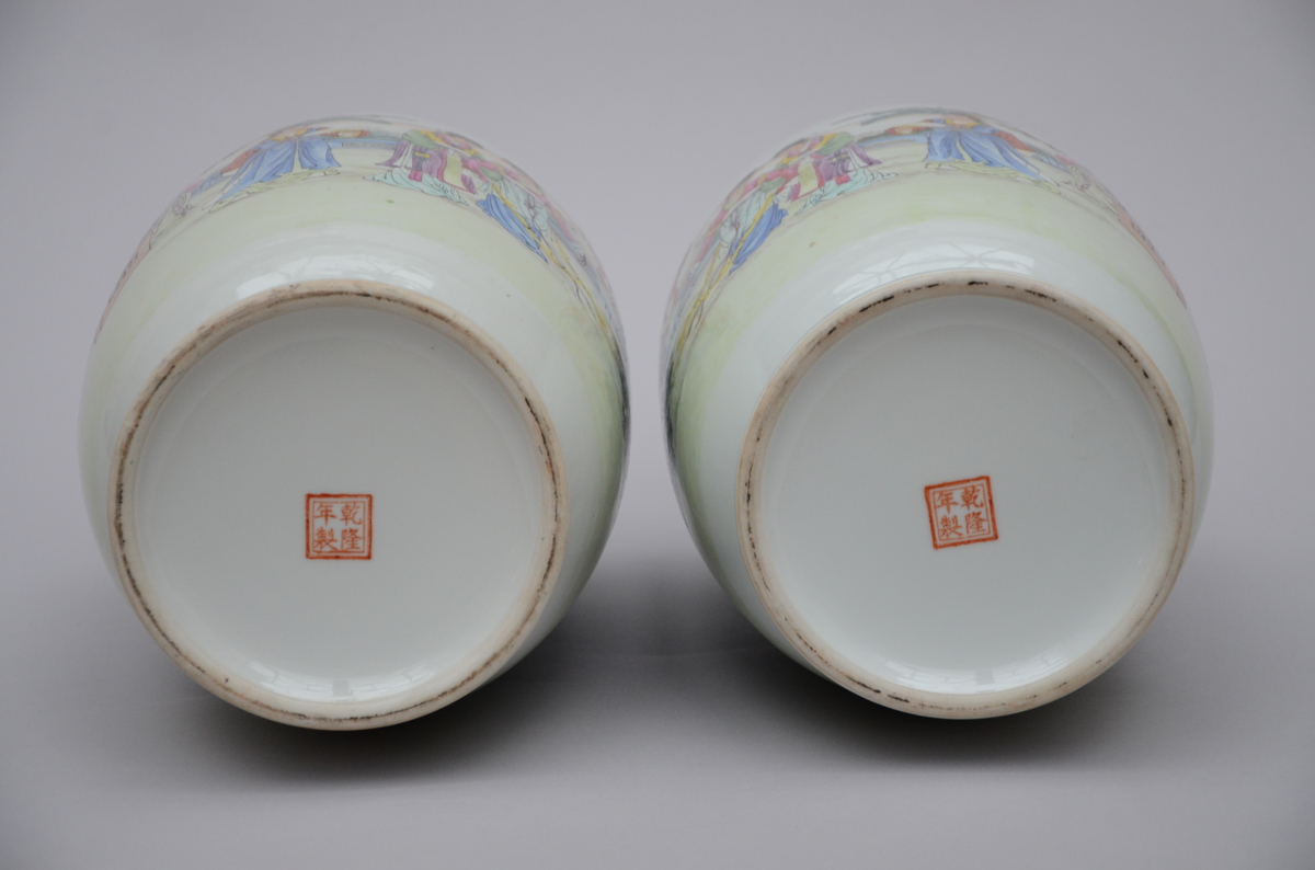 A pair of vases in Chinese porcelain 'elegant company', marked (41cm) - Image 4 of 4