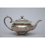 An English teapot in silver, marked (16x28x14cm)