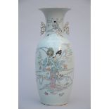 Vase in Chinese porcelain 'lady with garlands' (59cm)