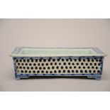 Planter in Chinese blue and white porcelain with openwork (11x17x4cm)