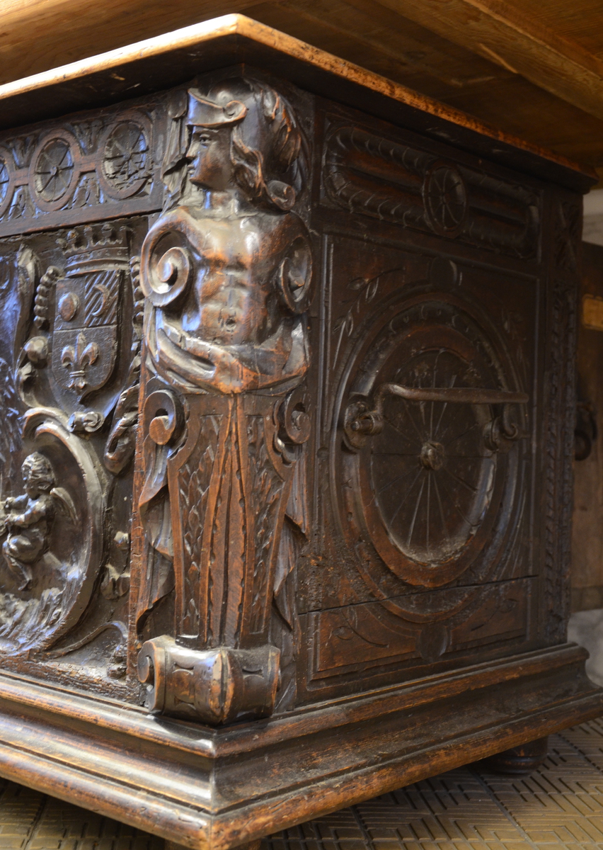 An Italian sculpted walnut chest, 17th century (59x110x65cm) - Image 4 of 6