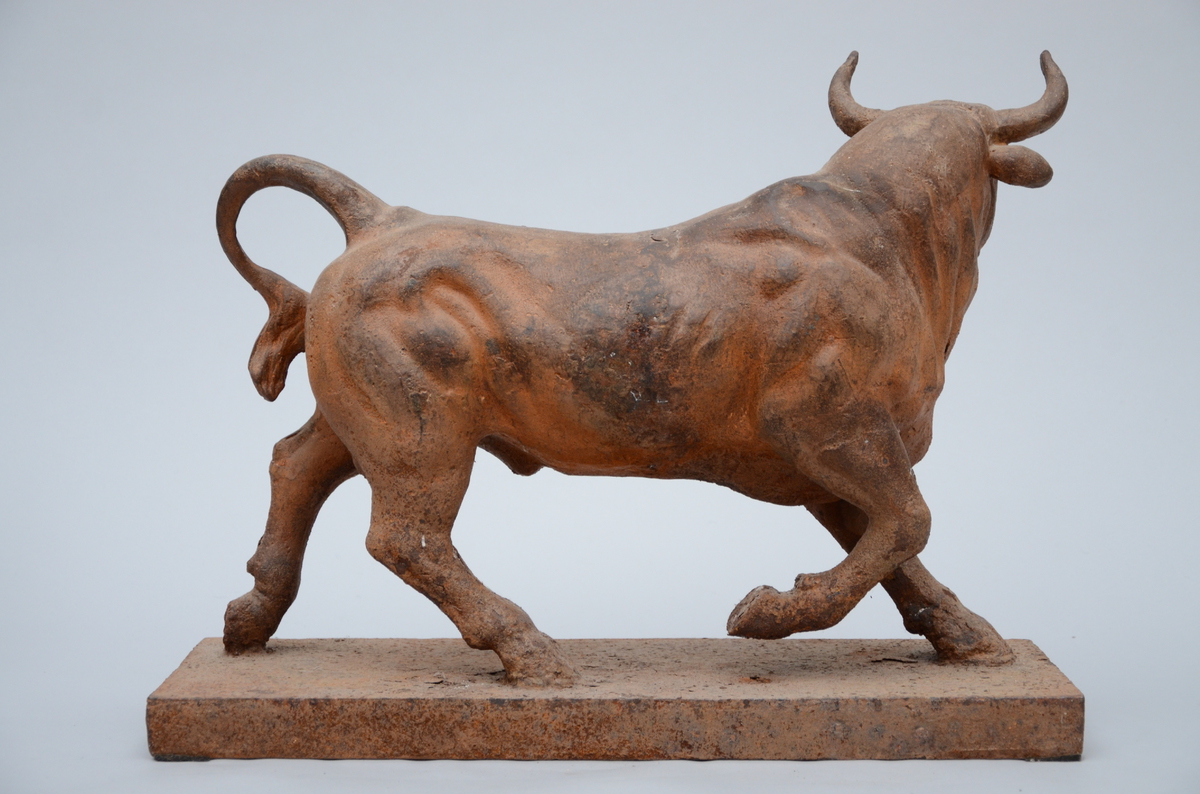 An sculpture in cast iron 'bull' (26x60x45cm) - Image 2 of 4