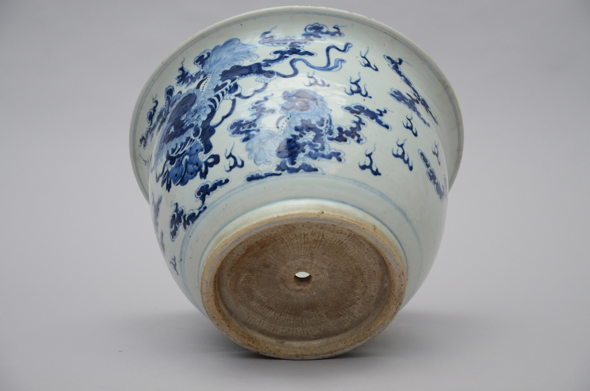 A planter in Chinese blue and white porcelain 'qilins' (37x22cm) - Image 4 of 4