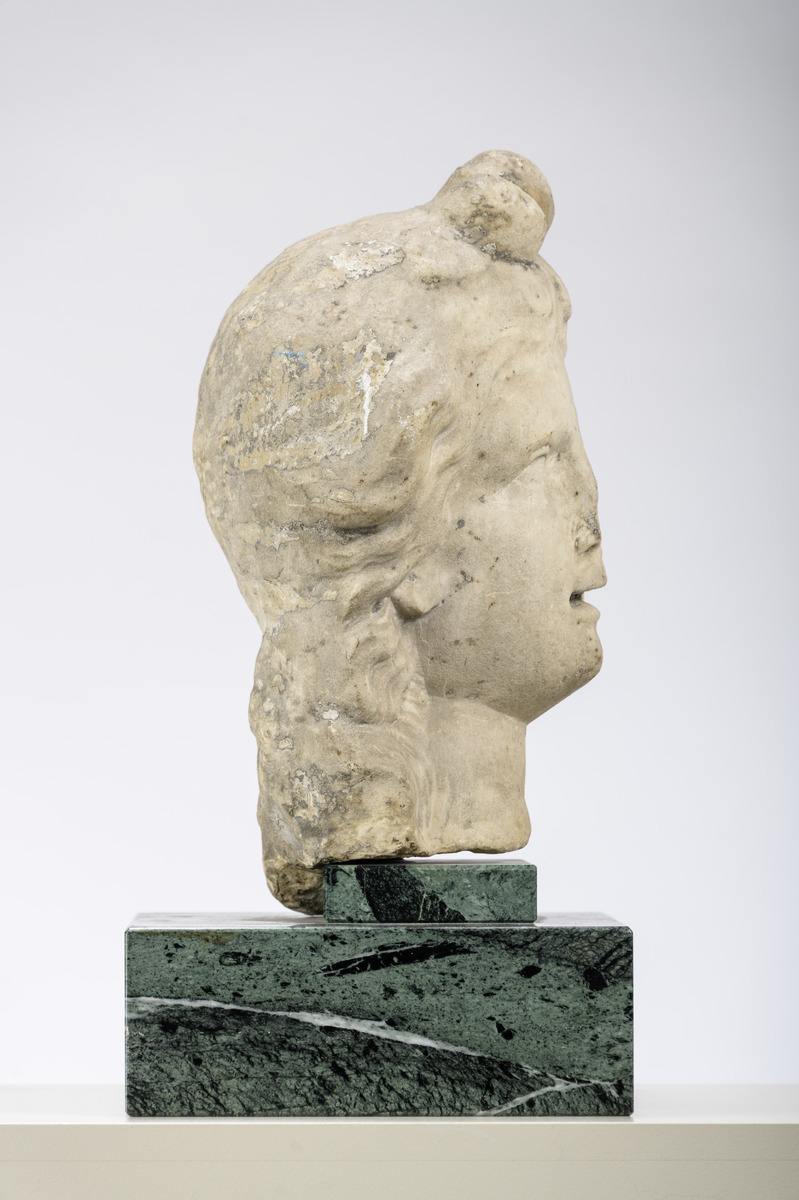 An antique marble head 'godess', possibly Roman (37cm) - Image 4 of 4