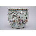 A fish bowl in Chinese famille rose porcelain 'horseback riders' (39x36cm)