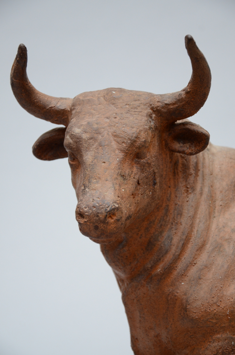 An sculpture in cast iron 'bull' (26x60x45cm) - Image 4 of 4