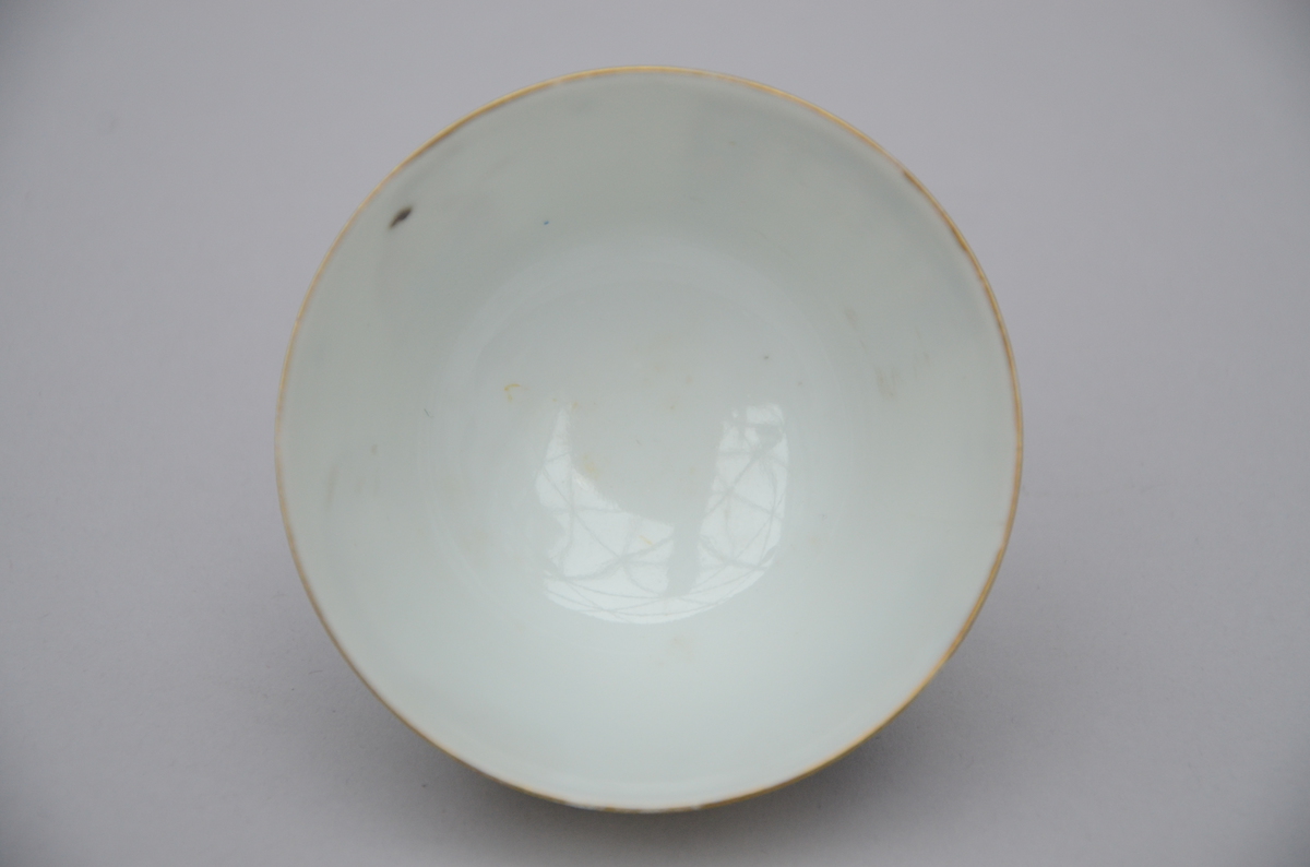 A cup in Chinese famille rose porcelain 'wu shuang pu' (*) (6cm) - Image 3 of 4