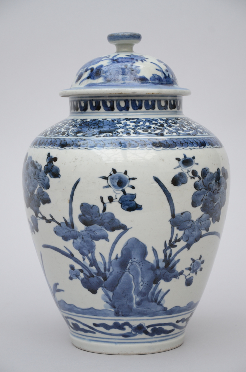 A potiche in Japanese Arita porcelain 'flowers', 17th - 18th century (32cm)