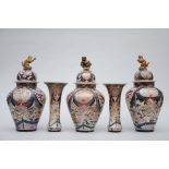 A five piece set in Japanese Imari porcelain (*) (62cm)