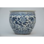 Large fish bowl in Chinese blue and white porcelain 'dragons' (*) (52x48cm)