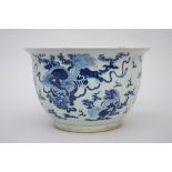 A planter in Chinese blue and white porcelain 'qilins' (37x22cm)