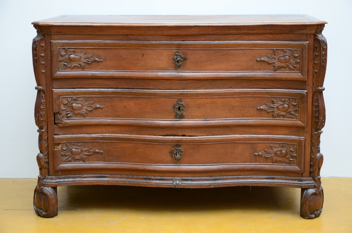 An oak Louis XV chest of drawers, 18th century (*) (68x135x92cm)