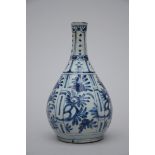 Chinese bottle vase in blue and white 'Kraak' porcelain, late Ming dynasty (23cm)