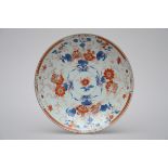 A platter in Chinese Imari porcelain 'flowers', 18th century (31cm)