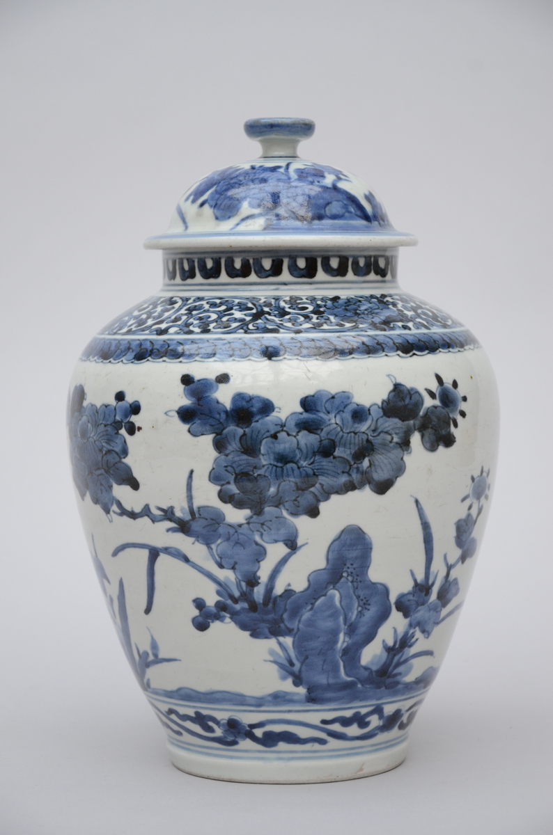 A potiche in Japanese Arita porcelain 'flowers', 17th - 18th century (32cm) - Image 2 of 4