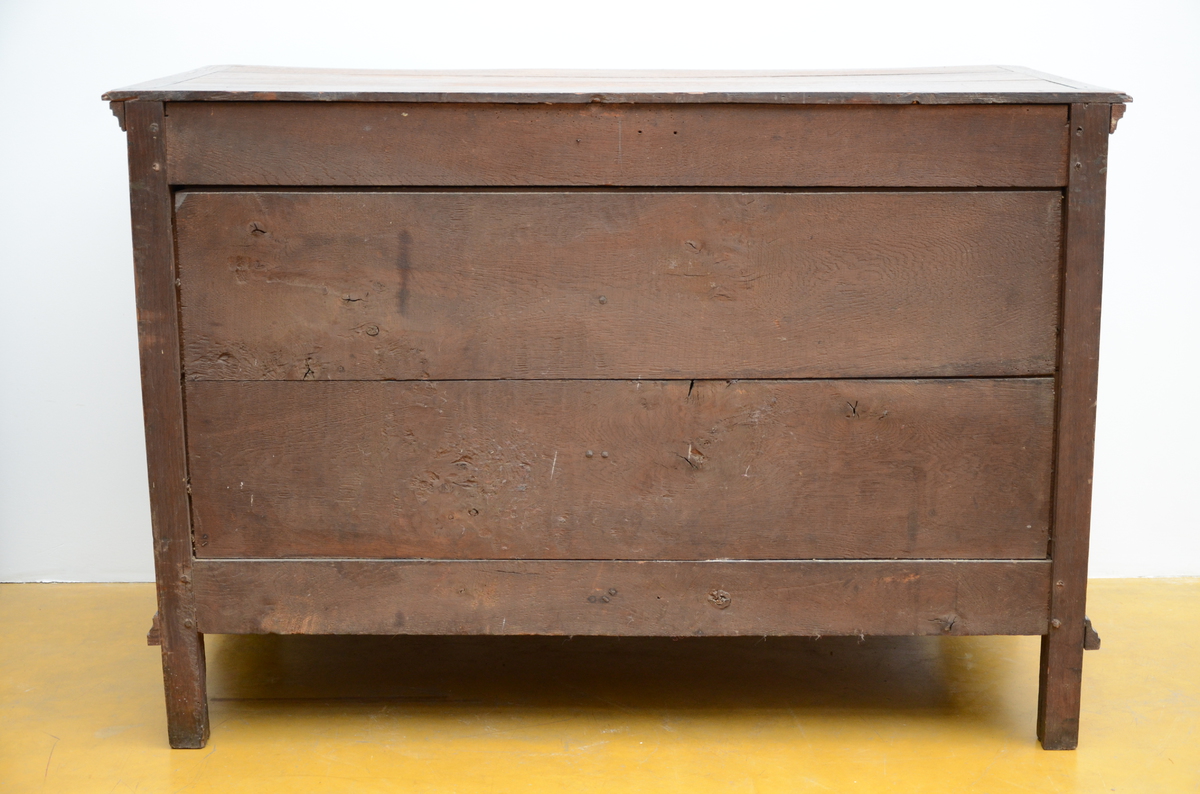 An oak Louis XV chest of drawers, 18th century (*) (68x135x92cm) - Image 4 of 4